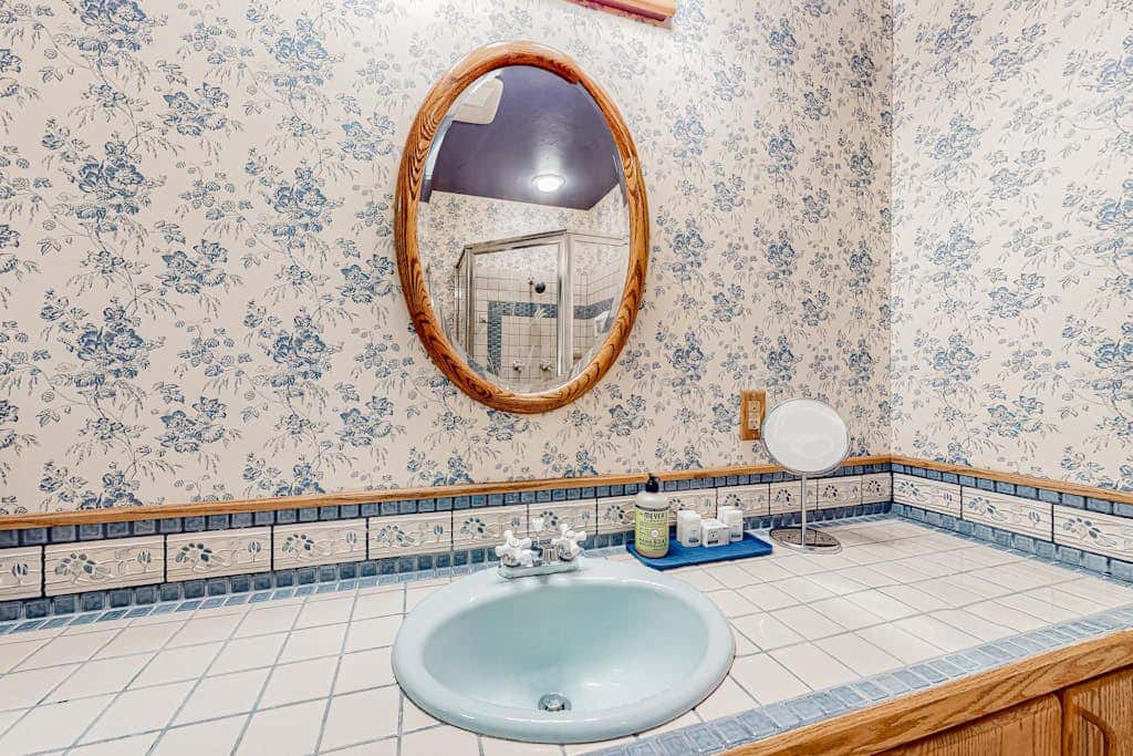 Dog-friendly hilltop estate with fireplace & incredible Columbia River view