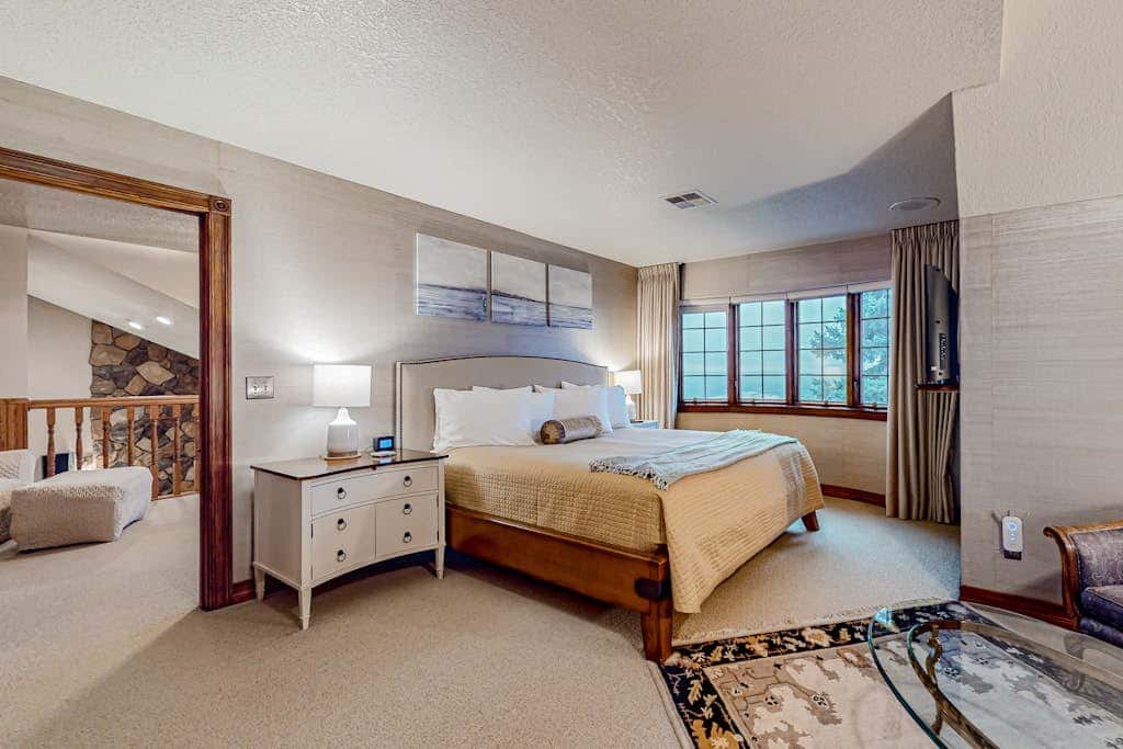 Dog-friendly hilltop estate with fireplace & incredible Columbia River view