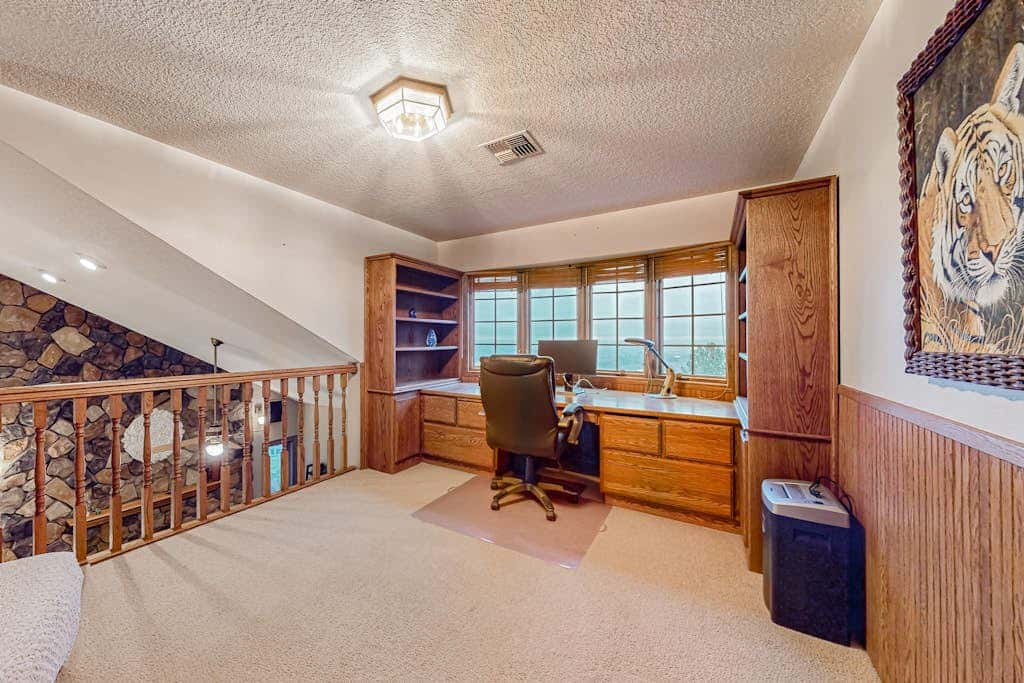 Dog-friendly hilltop estate with fireplace & incredible Columbia River view