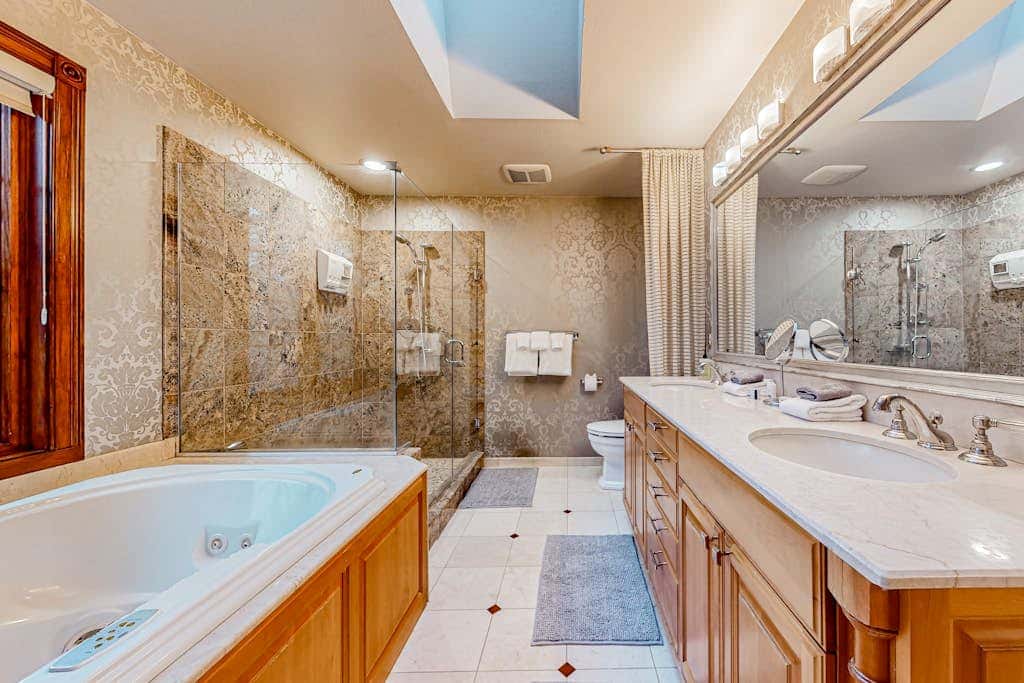 Dog-friendly hilltop estate with fireplace & incredible Columbia River view