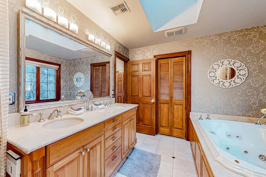 Dog-friendly hilltop estate with fireplace & incredible Columbia River view