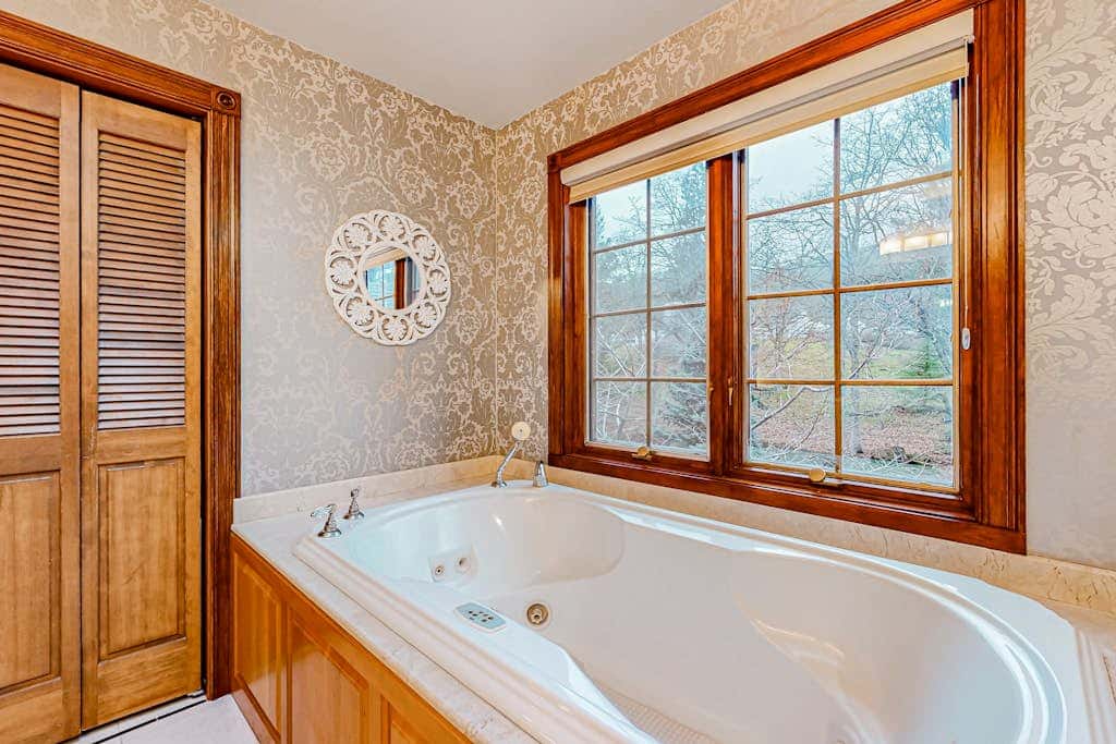 Dog-friendly hilltop estate with fireplace & incredible Columbia River view