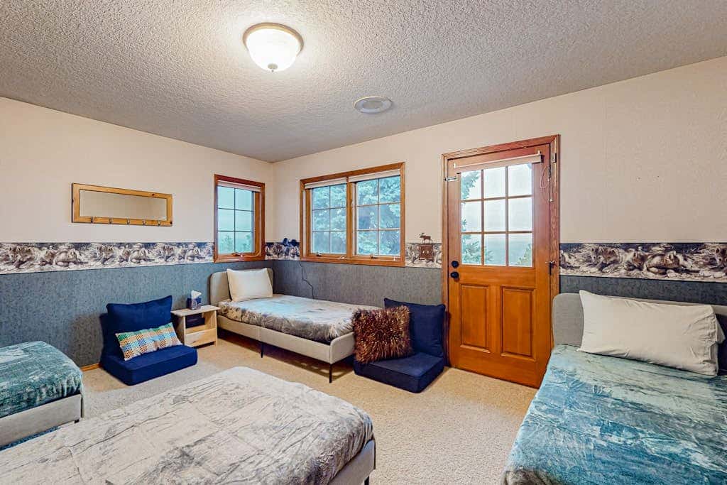 Dog-friendly hilltop estate with fireplace & incredible Columbia River view