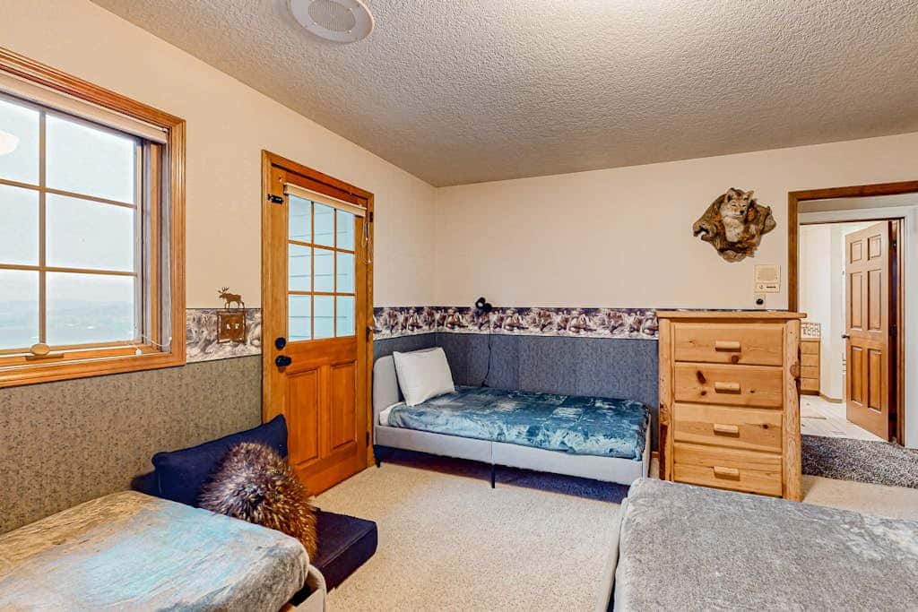 Dog-friendly hilltop estate with fireplace & incredible Columbia River view