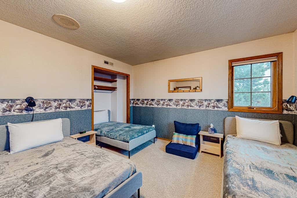 Dog-friendly hilltop estate with fireplace & incredible Columbia River view