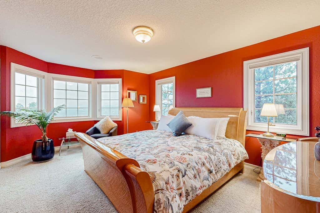 Dog-friendly hilltop estate with fireplace & incredible Columbia River view