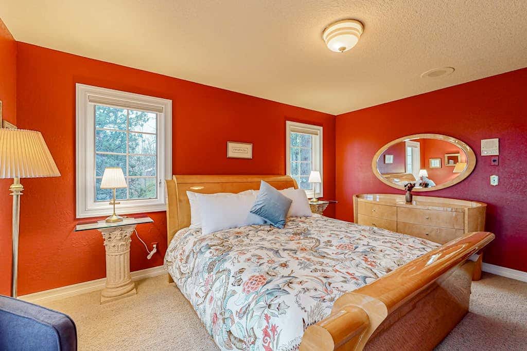 Dog-friendly hilltop estate with fireplace & incredible Columbia River view