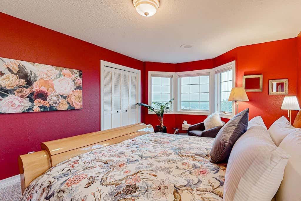 Dog-friendly hilltop estate with fireplace & incredible Columbia River view
