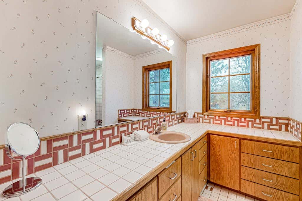 Dog-friendly hilltop estate with fireplace & incredible Columbia River view