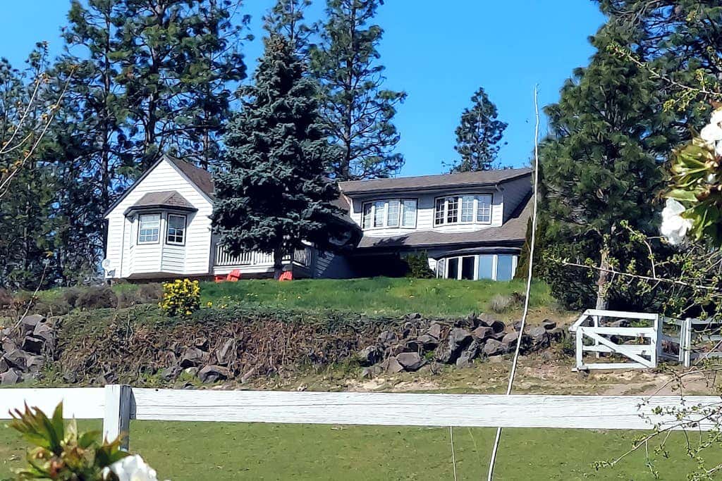 Dog-friendly hilltop estate with fireplace & incredible Columbia River view