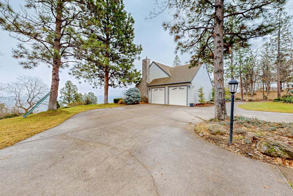 Dog-friendly hilltop estate with fireplace & incredible Columbia River view