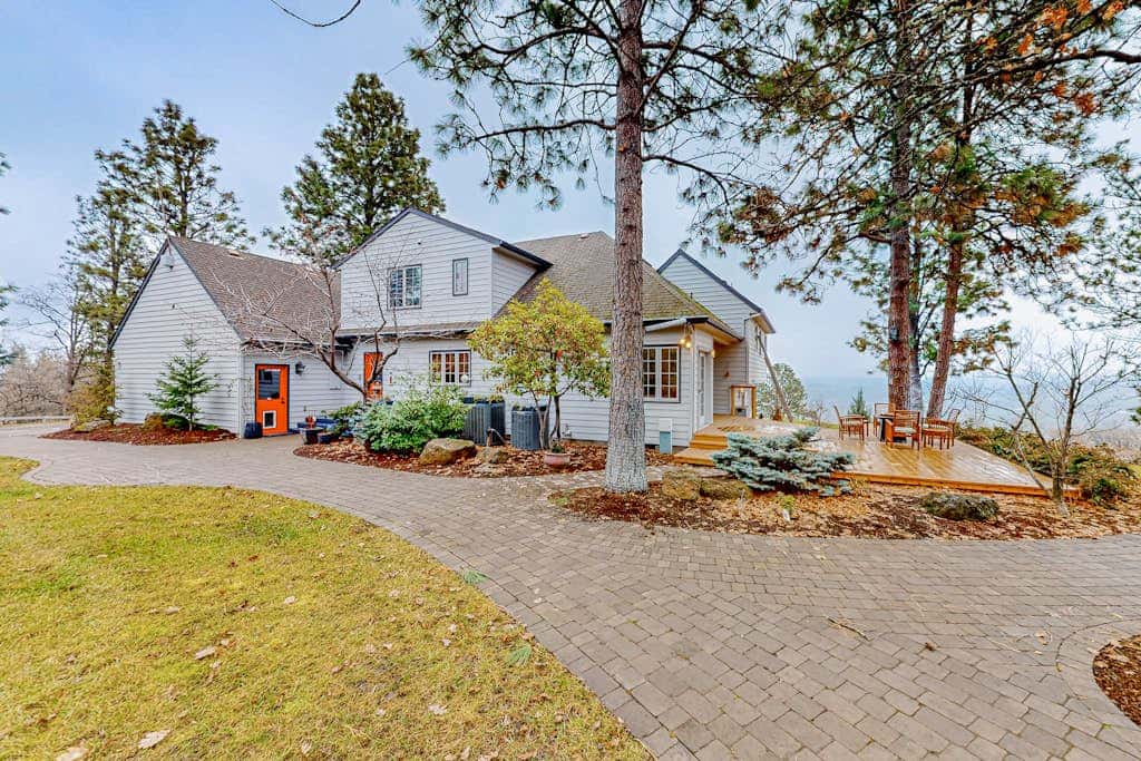 Dog-friendly hilltop estate with fireplace & incredible Columbia River view
