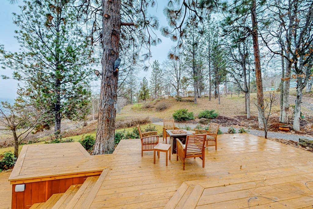 Dog-friendly hilltop estate with fireplace & incredible Columbia River view