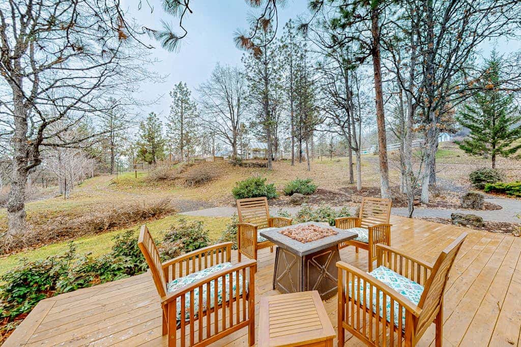 Dog-friendly hilltop estate with fireplace & incredible Columbia River view