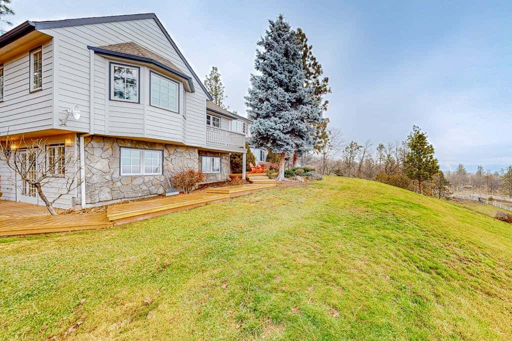 Dog-friendly hilltop estate with fireplace & incredible Columbia River view
