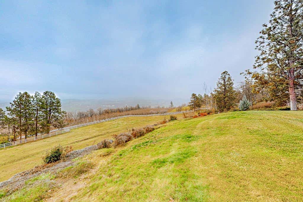 Dog-friendly hilltop estate with fireplace & incredible Columbia River view