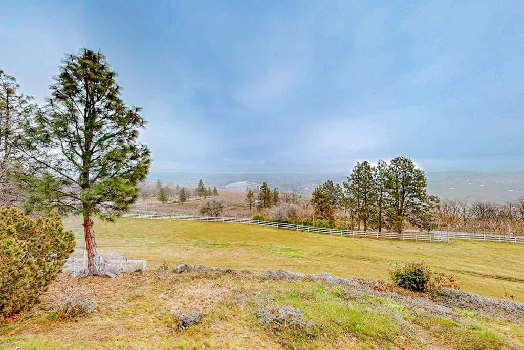 Dog-friendly hilltop estate with fireplace & incredible Columbia River view