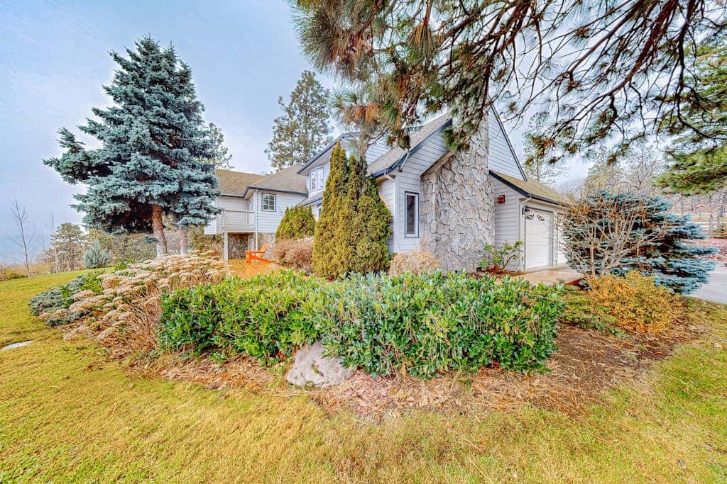 Dog-friendly hilltop estate with fireplace & incredible Columbia River view