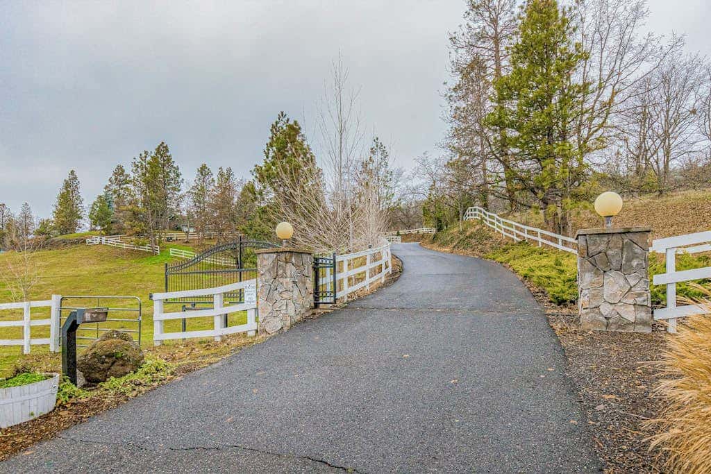 Dog-friendly hilltop estate with fireplace & incredible Columbia River view