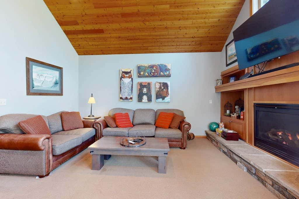 44 Freemont Crossing - Rustic-Chic Retreat with Deck, Hot Tub & Bikes