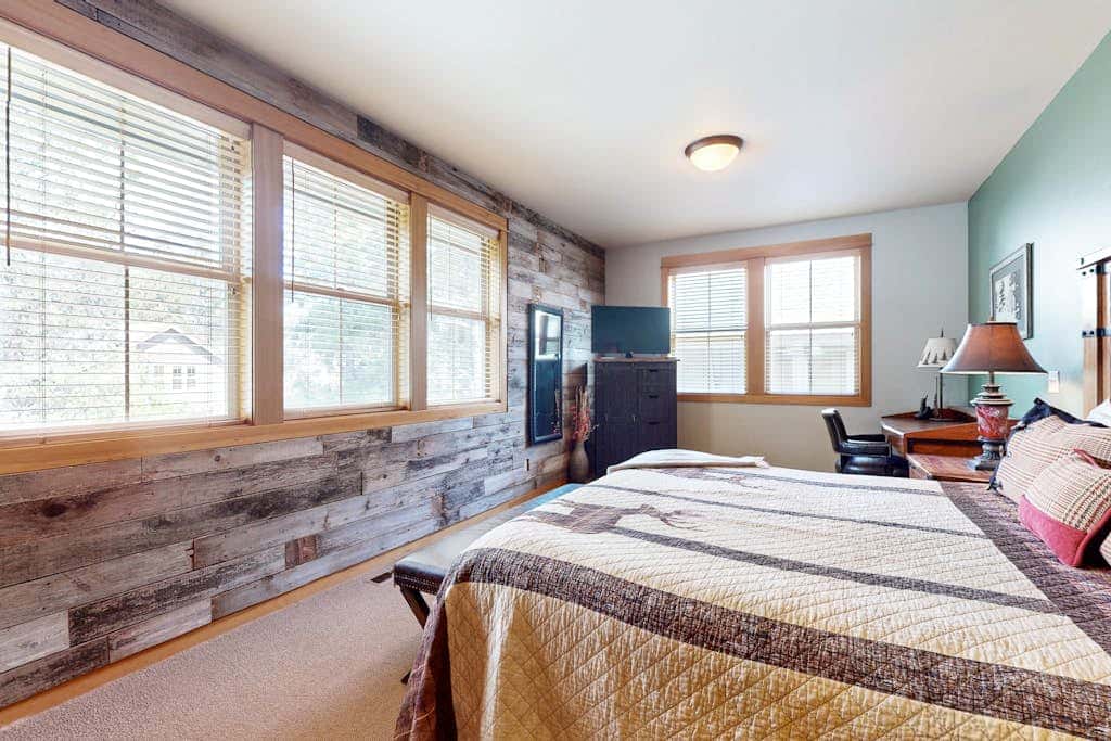 44 Freemont Crossing - Rustic-Chic Retreat with Deck, Hot Tub & Bikes