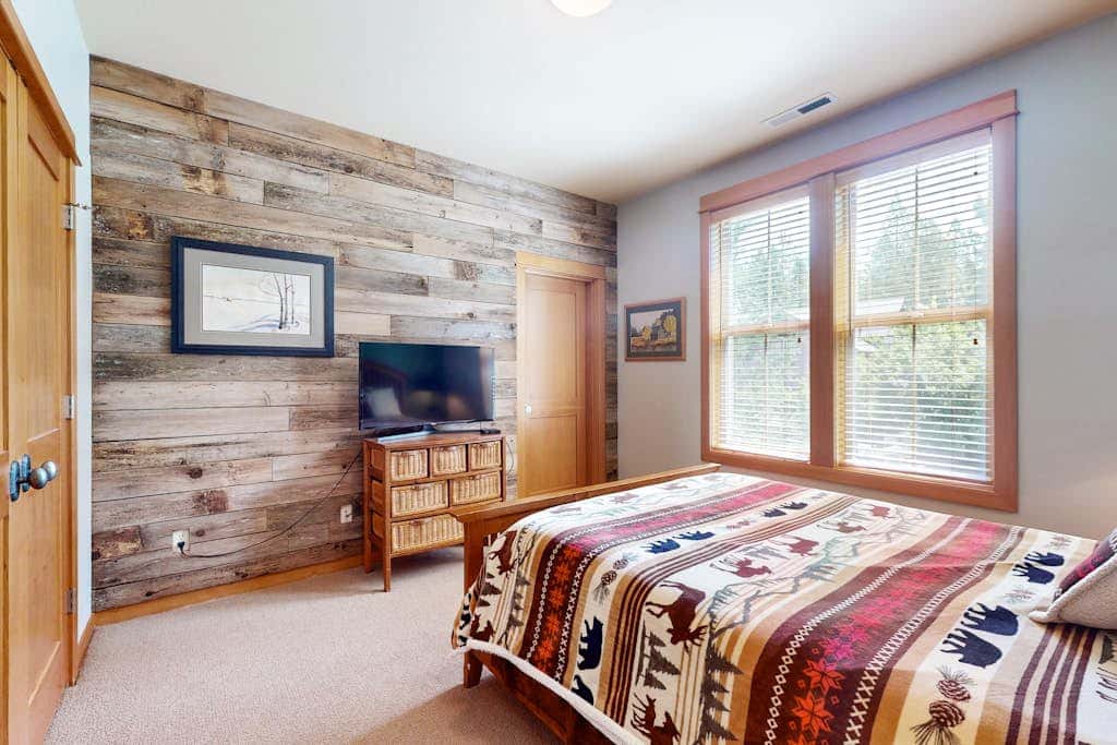 44 Freemont Crossing - Rustic-Chic Retreat with Deck, Hot Tub & Bikes