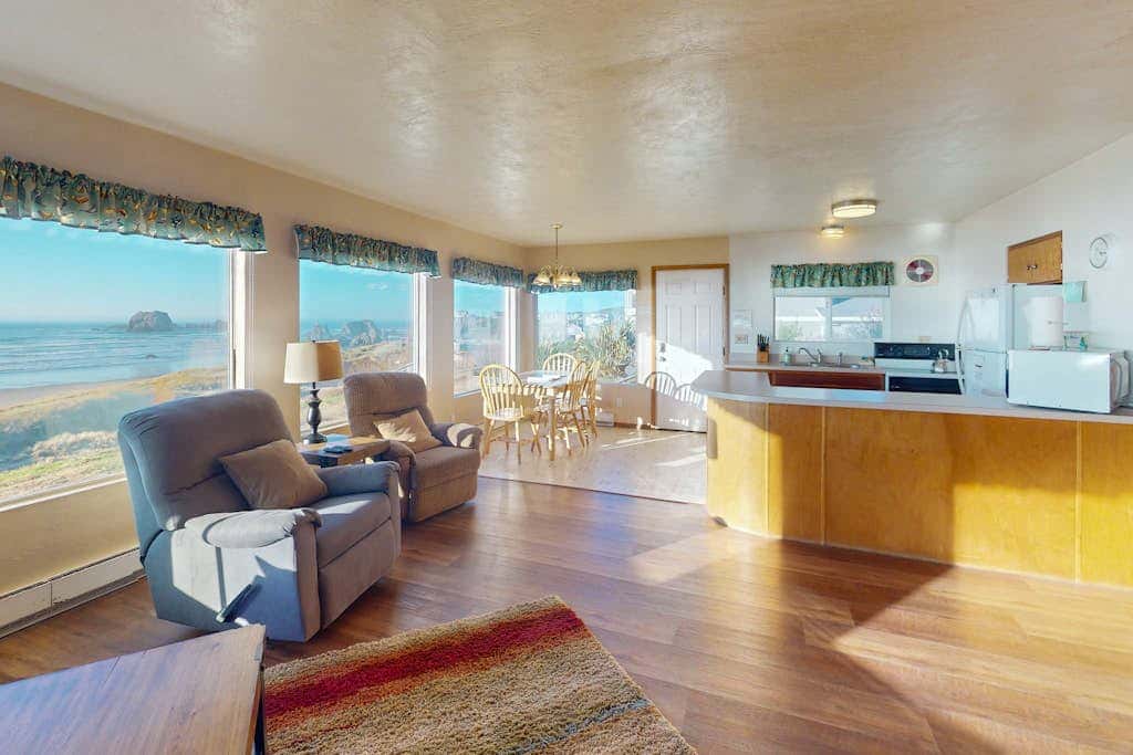 Dog-friendly cottage on the bluff with unobstructed ocean views