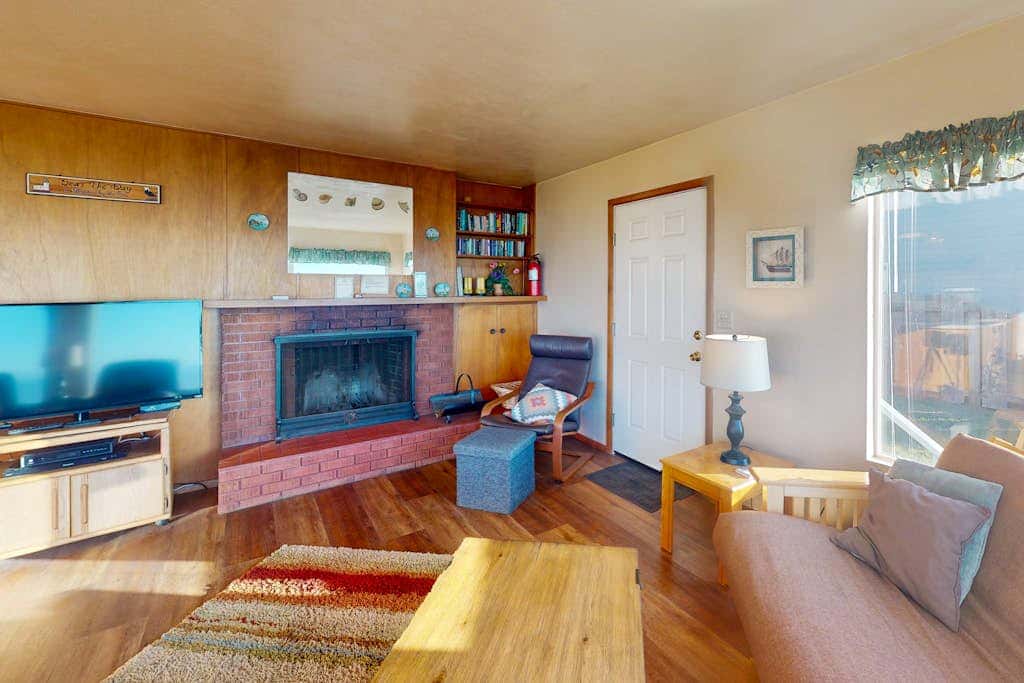 Dog-friendly cottage on the bluff with unobstructed ocean views