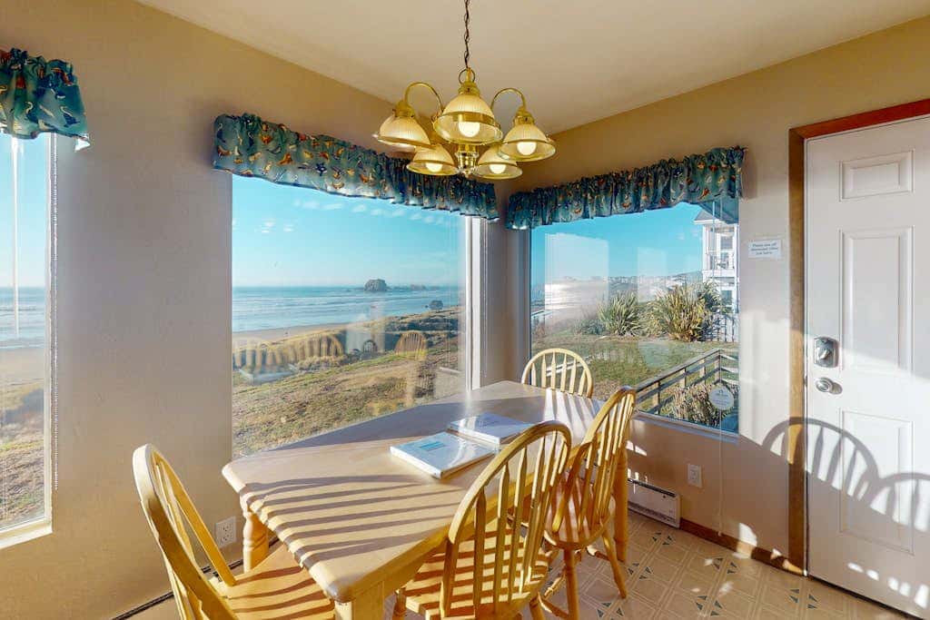 Dog-friendly cottage on the bluff with unobstructed ocean views