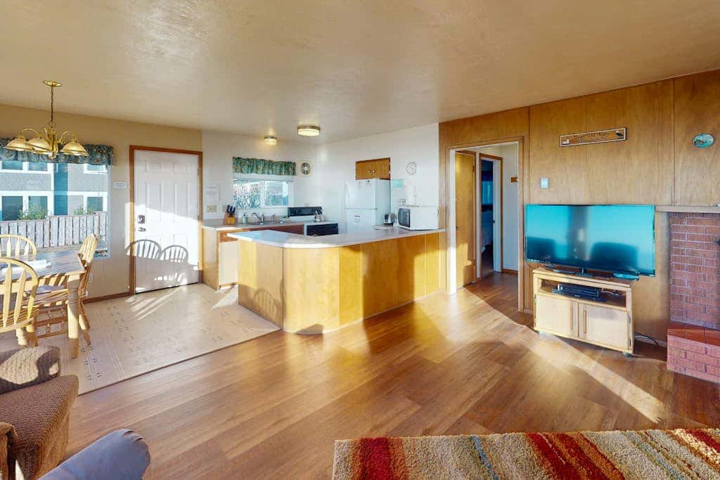 Dog-friendly cottage on the bluff with unobstructed ocean views