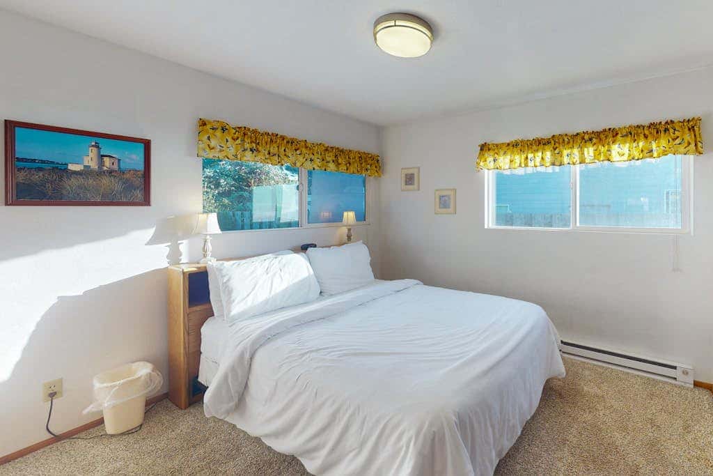 Dog-friendly cottage on the bluff with unobstructed ocean views