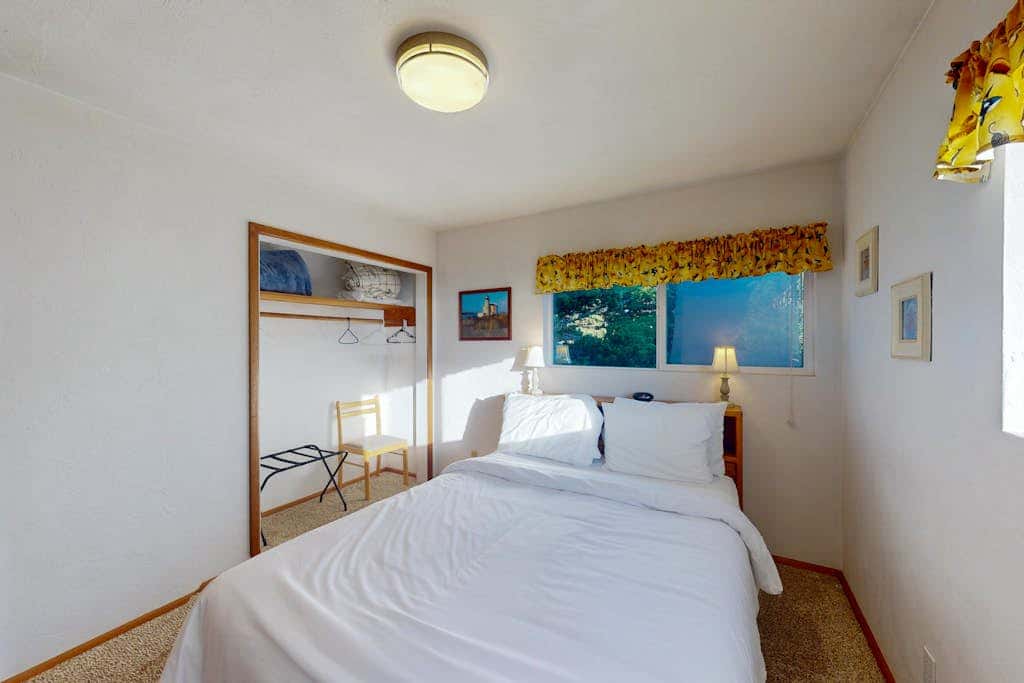 Dog-friendly cottage on the bluff with unobstructed ocean views