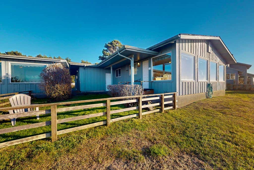 Dog-friendly cottage on the bluff with unobstructed ocean views