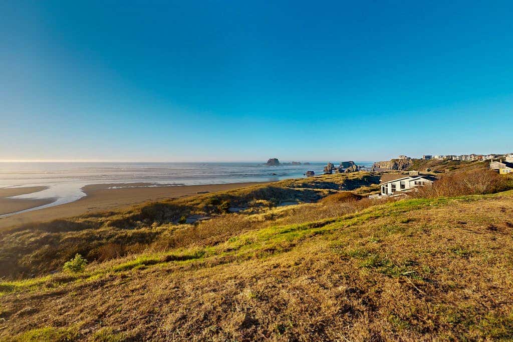 Dog-friendly cottage on the bluff with unobstructed ocean views