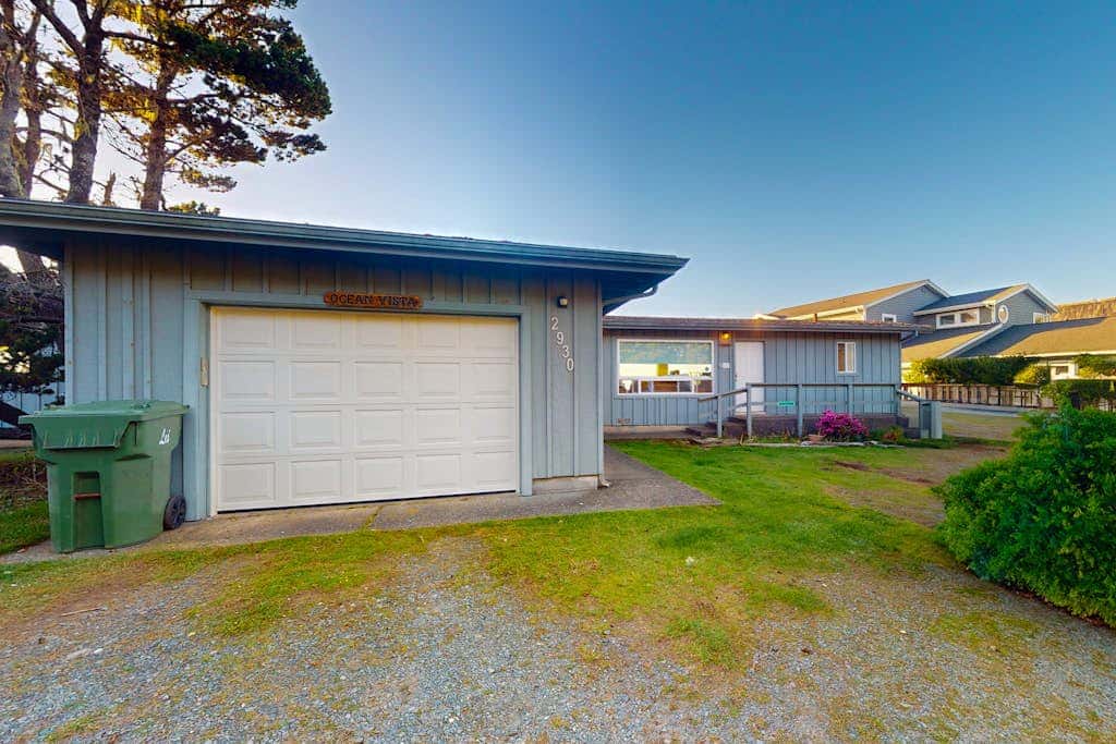 Dog-friendly cottage on the bluff with unobstructed ocean views