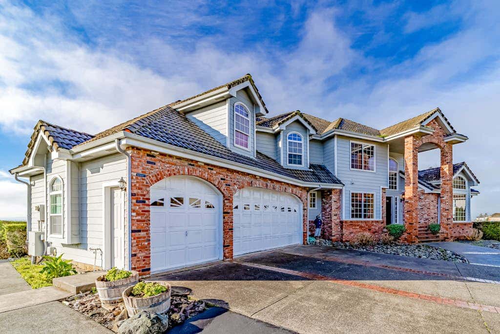 Gorgeous oceanfront estate with amazing views & hot tub - steps to quiet beach