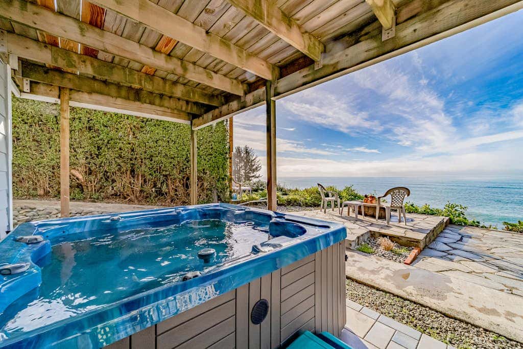 Gorgeous oceanfront estate with amazing views & hot tub - steps to quiet beach
