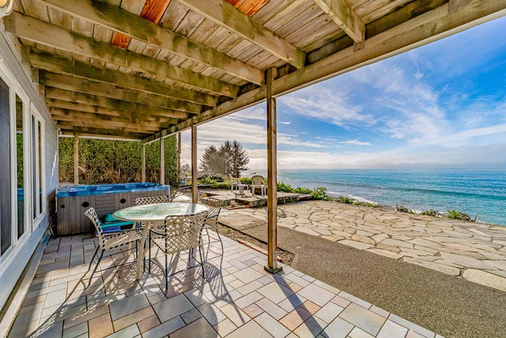 Gorgeous oceanfront estate with amazing views & hot tub - steps to quiet beach
