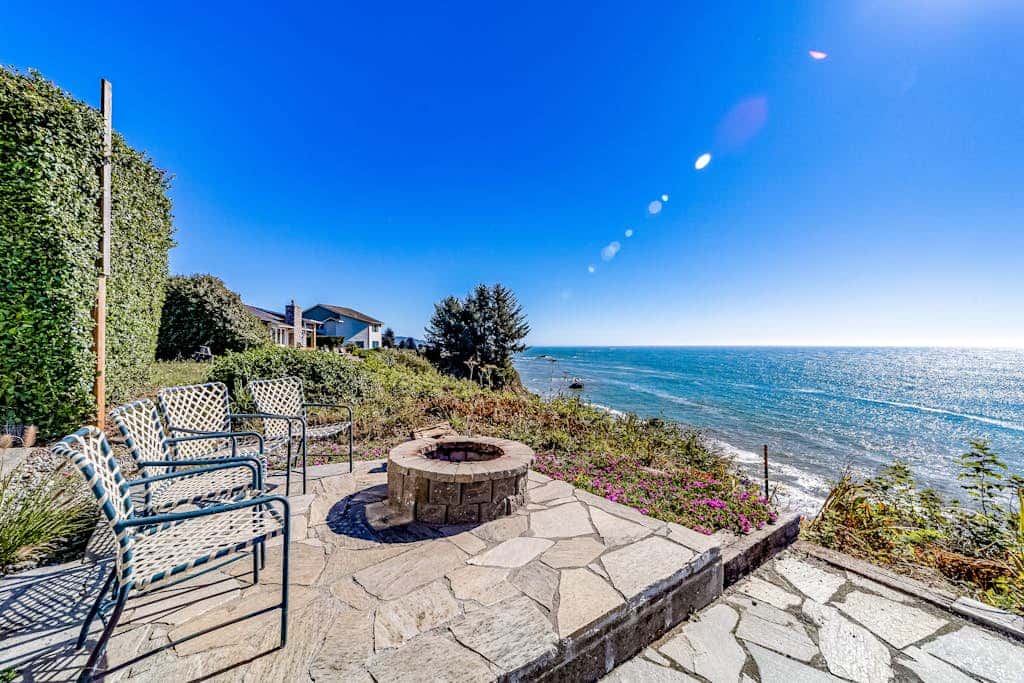 Gorgeous oceanfront estate with amazing views & hot tub - steps to quiet beach