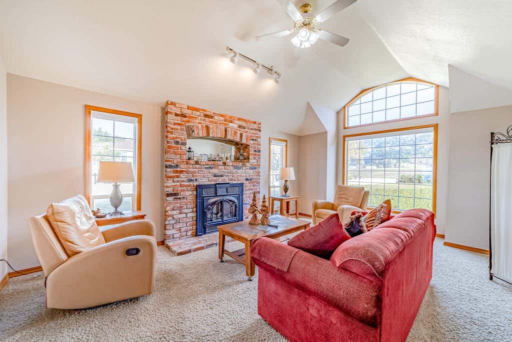Gorgeous oceanfront estate with amazing views & hot tub - steps to quiet beach