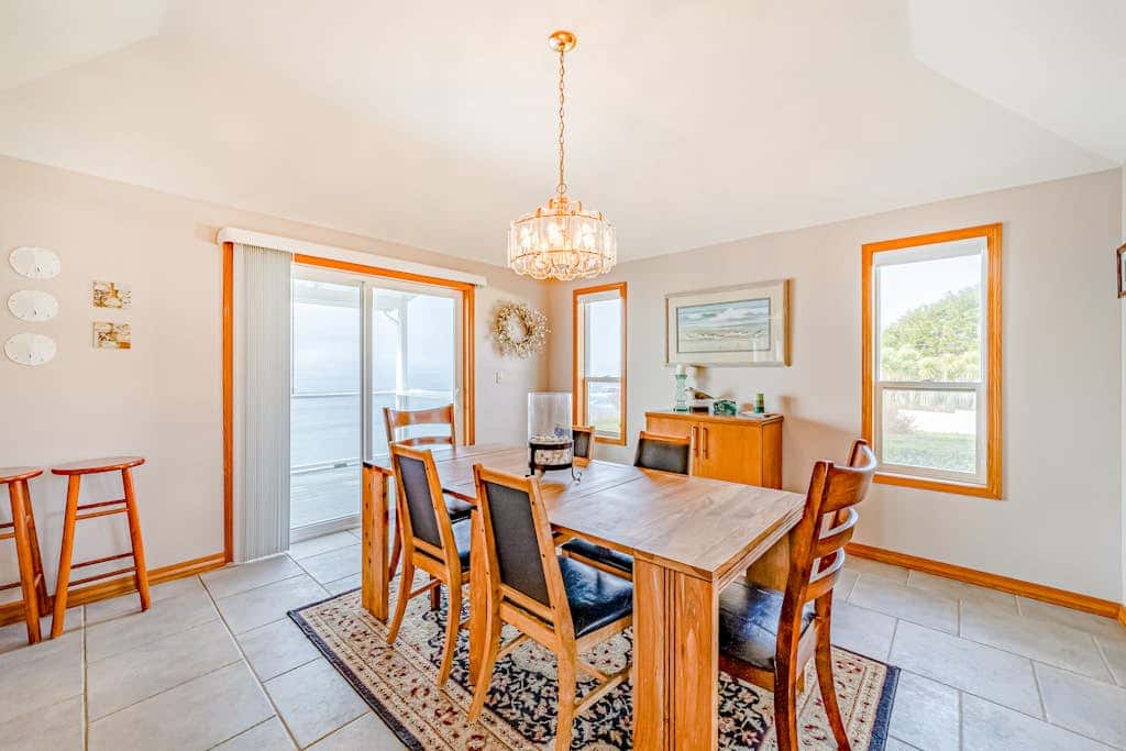 Gorgeous oceanfront estate with amazing views & hot tub - steps to quiet beach