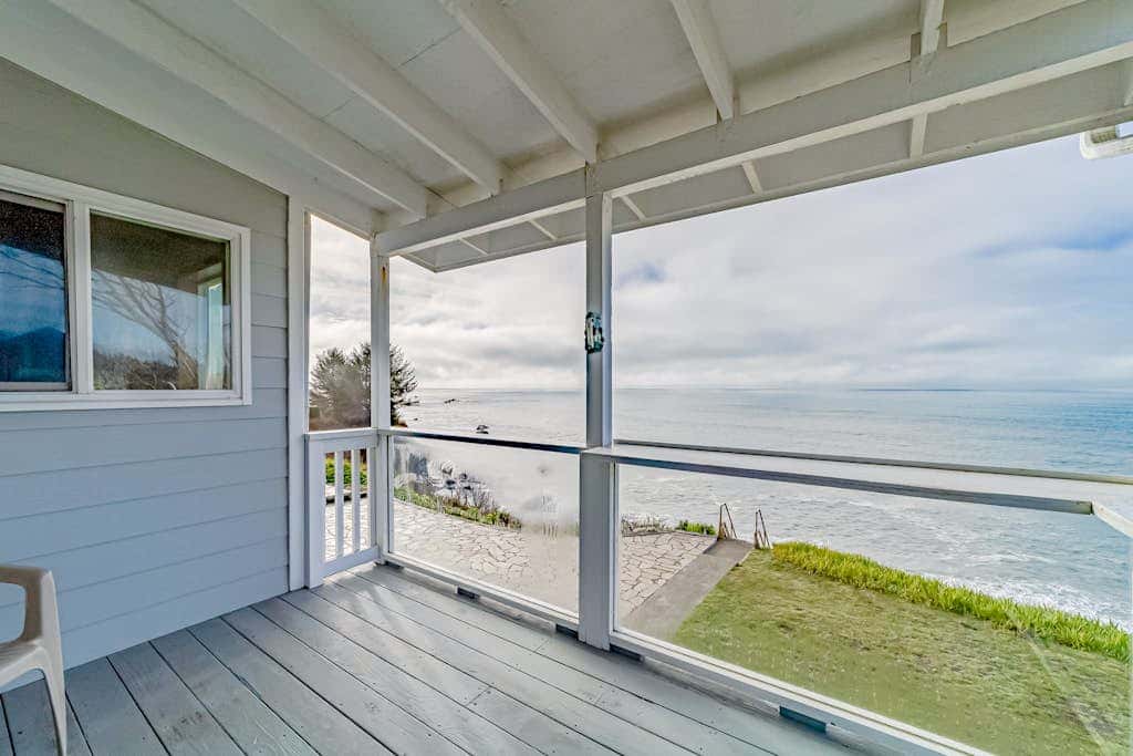 Gorgeous oceanfront estate with amazing views & hot tub - steps to quiet beach