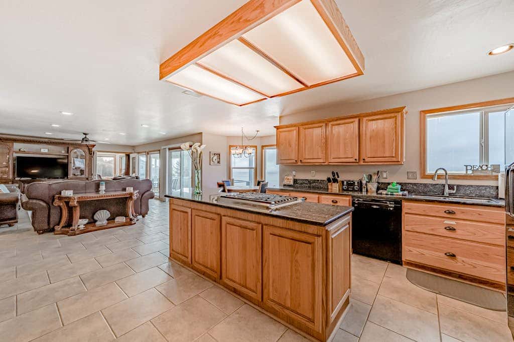 Gorgeous oceanfront estate with amazing views & hot tub - steps to quiet beach