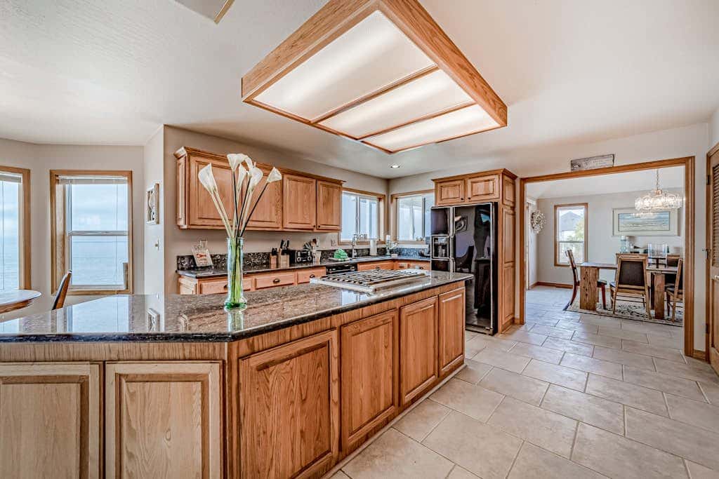 Gorgeous oceanfront estate with amazing views & hot tub - steps to quiet beach
