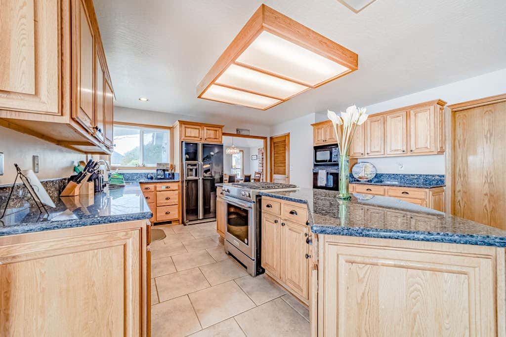 Gorgeous oceanfront estate with amazing views & hot tub - steps to quiet beach