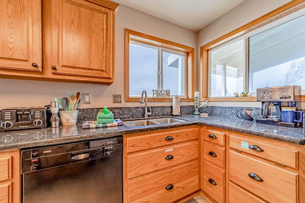 Gorgeous oceanfront estate with amazing views & hot tub - steps to quiet beach