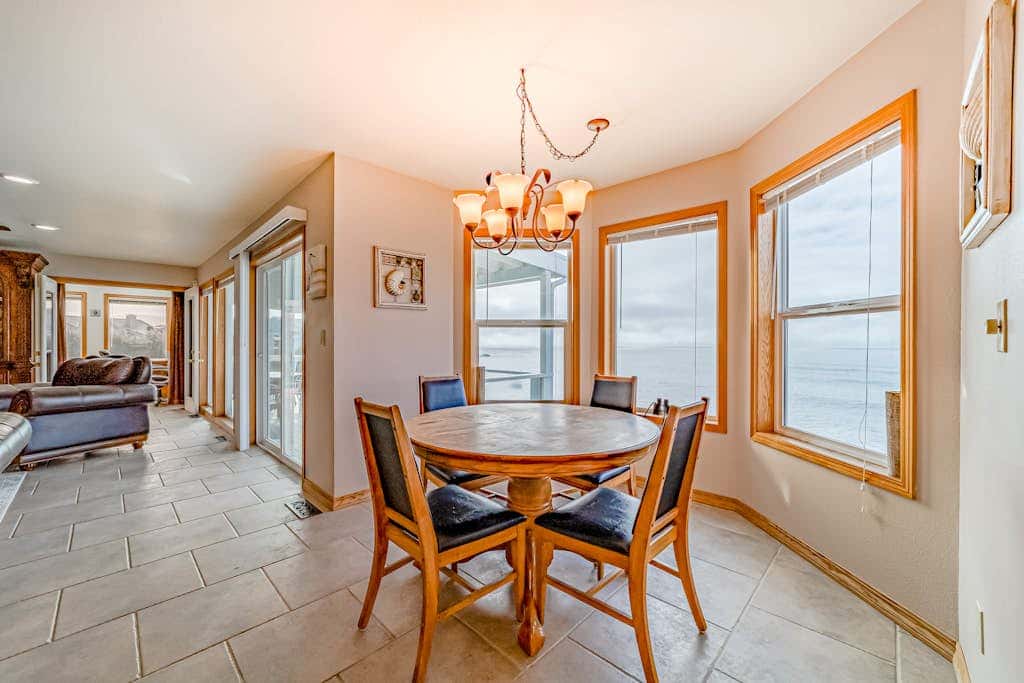Gorgeous oceanfront estate with amazing views & hot tub - steps to quiet beach