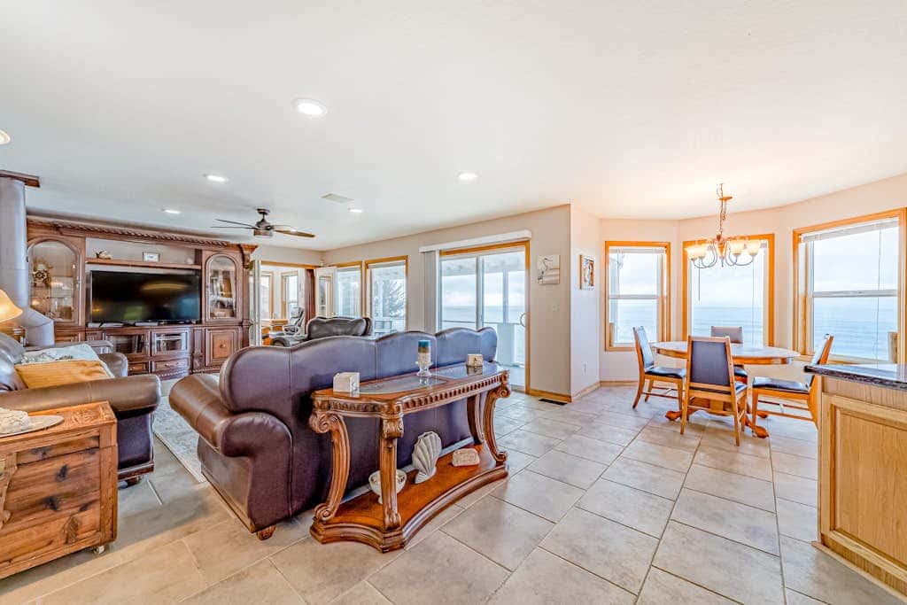Gorgeous oceanfront estate with amazing views & hot tub - steps to quiet beach