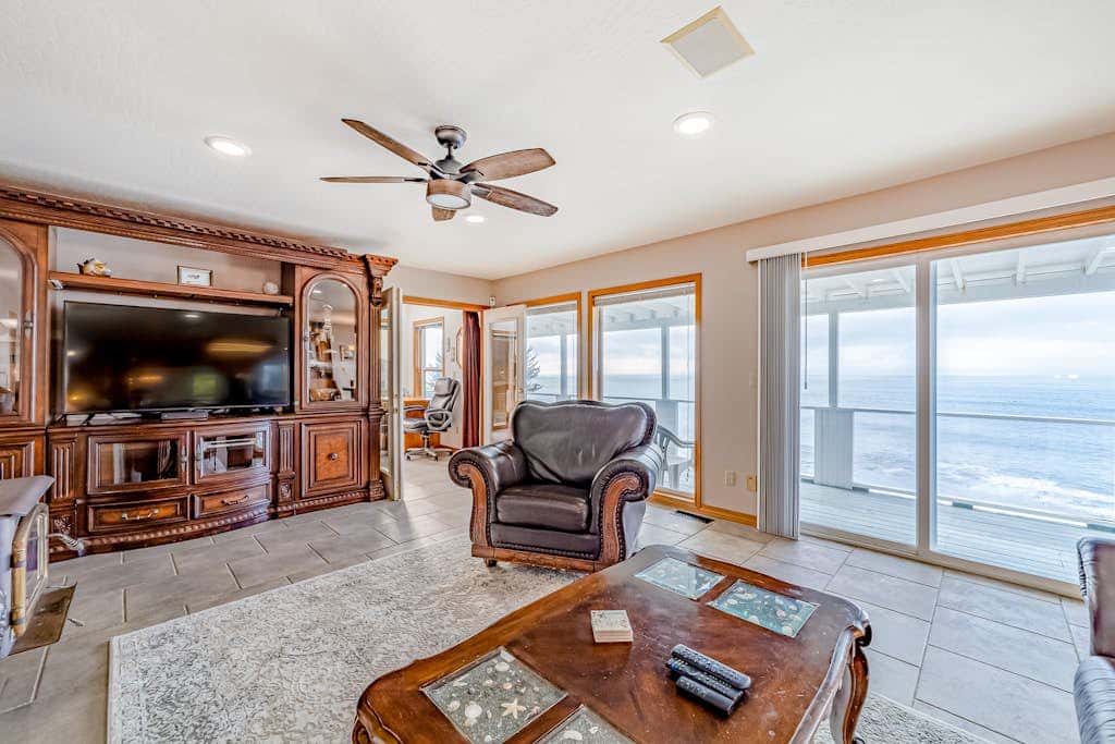 Gorgeous oceanfront estate with amazing views & hot tub - steps to quiet beach