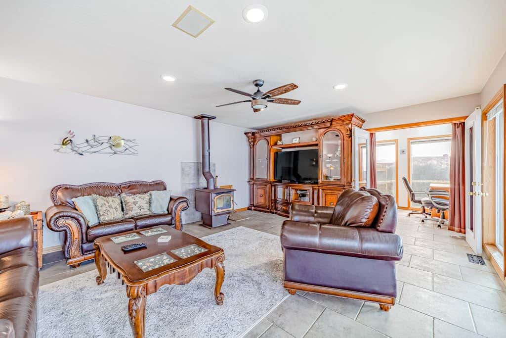 Gorgeous oceanfront estate with amazing views & hot tub - steps to quiet beach